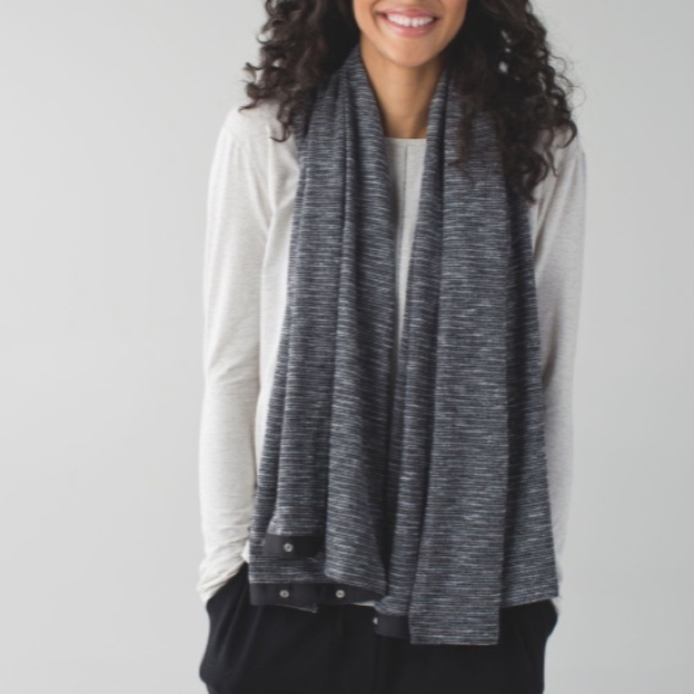 Lululemon Vinyasa Scarf
Coco Pique Black White - Picture 3 of 11